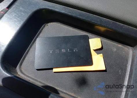 2024 Tesla Model Y Long Range Dual Motor All-Wheel Drive z USA, uszkodzony, nr VIN 7SAYGDEE5RA255705